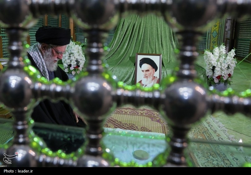 لحظات من حضور الإمام الخامنئي في مرقد الإمام الخميني (رض)