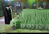 قائد الثورة الإسلامیة یزور مرقد الإمام الخمینی (رض)