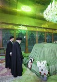 قائد الثورة الإسلامیة یزور مرقد الإمام الخمینی (رض)