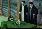 قائد الثورة الإسلامیة یزور مرقد الإمام الخمینی (رض)