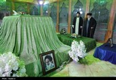 قائد الثورة الإسلامیة یزور مرقد الإمام الخمینی (رض)