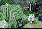 قائد الثورة الإسلامیة یزور مرقد الإمام الخمینی (رض)