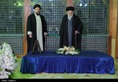 قائد الثورة الإسلامیة یزور مرقد الإمام الخمینی (رض)