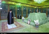 قائد الثورة الإسلامیة یزور مرقد الإمام الخمینی (رض)