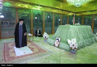 قائد الثورة الإسلامیة یزور مرقد الإمام الخمینی (رض)