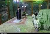 قائد الثورة الإسلامیة یزور مرقد الإمام الخمینی (رض)