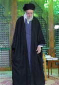 قائد الثورة الإسلامیة یزور مرقد الإمام الخمینی (رض)