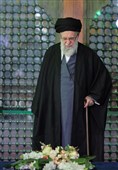 قائد الثورة الإسلامیة یزور مرقد الإمام الخمینی (رض)