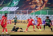 دیدار تیم های فوتبال خیبر خرم آباد و فولاد خوزستان
