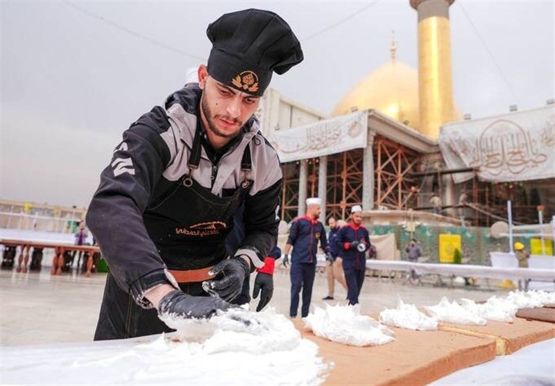 ساخت کیک بزرگ ولادت امام عصر(عج) در حرمین سامرا