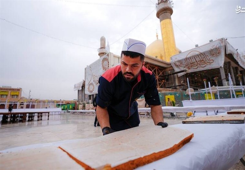 ساخت کیک بزرگ ولادت امام عصر(عج) در حرمین سامرا+فیلم و عکس