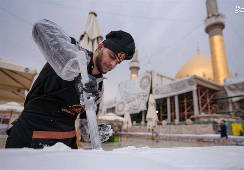 ساخت کیک بزرگ ولادت امام عصر(عج) در حرمین سامرا