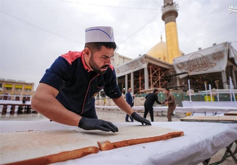 ساخت کیک بزرگ ولادت امام عصر(عج) در حرمین سامرا