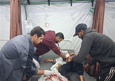 شهيدان بينهما مسعف و10 إصابات بقصف إسرائيلي استهدف خيام نازحين في مواصي خان يونس