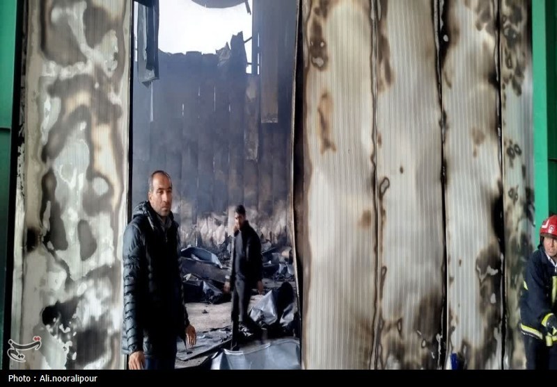 دود غلیظ در جاده مغان؛ آتش‌سوزی سوله خالی یک کارخانه در حال احداث