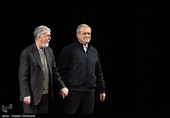  مسعود پزشکیان رئیس‌جمهور و سیدعباس صالحی وزیر فرهنگ و ارشاد اسلامی در آیین اختتامیه چهل و سومین دوره جایزه کتاب سال