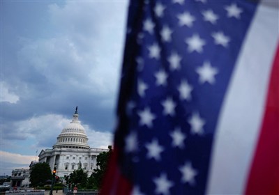 سناتور آمریکایی: کنگره ابزار مهار ترامپ را دارد و از آن استفاده کند