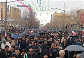 حضور باشکوه مردم چهارمحال‌وبختیاری در راهپیمایی 22 بهمن زیر باران