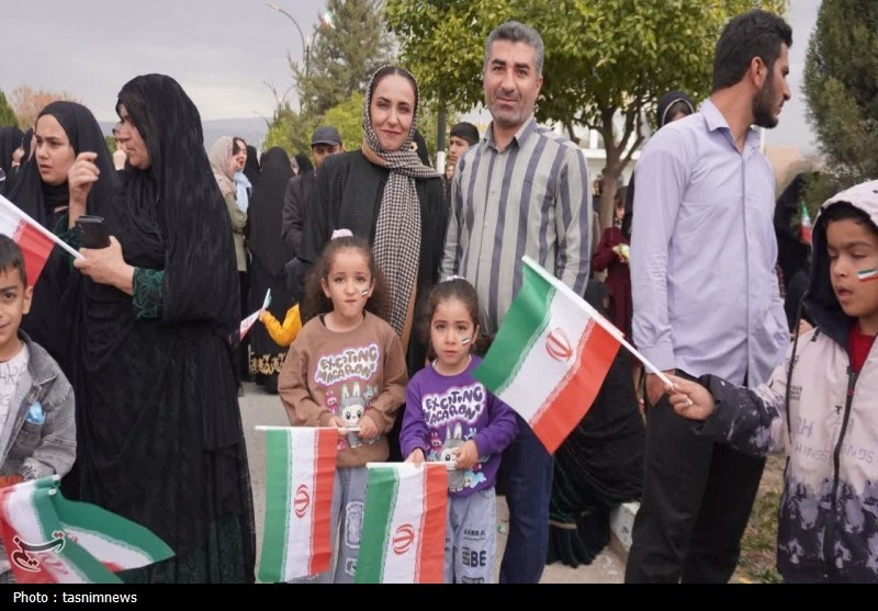 22 بهمنِ خانوادگی در خرم‌آباد؛ وقتی نسل‌ها شانه‌به‌شانه ایستادند