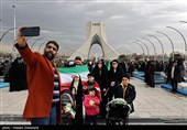 حشود غفيرة في شوارع طهران لإحياء ذكرى انتصار الثورة الإسلامية