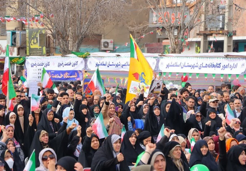 حضور پررنگ دهه هشتادی‌ها و دهه نودی‌ها در راهپیمایی 22 بهمن