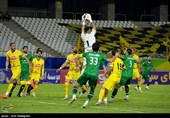 دیدار تیم های فوتبال فجر شهید سپاسی شیراز و شمس آذر قزوین