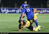 دیدار تیم‌های فوتبال سپاهان و استقلال خوزستان