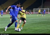 دیدار تیم‌های فوتبال سپاهان و استقلال خوزستان