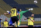 دیدار تیم‌های فوتبال سپاهان و استقلال خوزستان