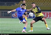 دیدار تیم‌های فوتبال سپاهان و استقلال خوزستان