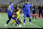 دیدار تیم‌های فوتبال سپاهان و استقلال خوزستان