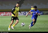 دیدار تیم‌های فوتبال سپاهان و استقلال خوزستان