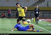 دیدار تیم‌های فوتبال سپاهان و استقلال خوزستان