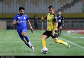 دیدار تیم‌های فوتبال سپاهان و استقلال خوزستان