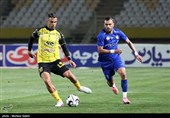 دیدار تیم‌های فوتبال سپاهان و استقلال خوزستان