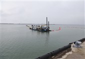 لایروبی حوضچه آرامش بندر کاسپین پس از سال‌ها وقفه آغاز شد