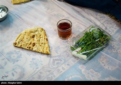 سفره های افطاری در کوچه‌های اهواز پهن می‌شود