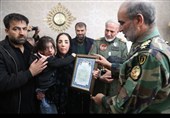 فرمانده نیروی زمینی ارتش با خانواده شهدای خلبان در اصفهان دیدار کرد