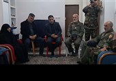 فرمانده هوانیروز ارتش با خانواده شهید حامد دردمند در درچه  دیدار کرد