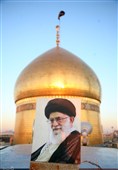 اهتزاز پرچم عزای امام خامنه‌ای در حرم حضرت معصومه(س)