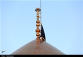 اهتزاز پرچم عزای امام خامنه‌ای در حرم حضرت معصومه(س)