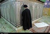 تصاویری از حضور امام خامنه‌ای در حرم حضرت معصومه(س)