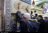 تجمع سوگواران رهبر شهید انقلاب در حرم مطهر رضوی