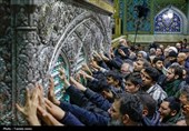 تجمع سوگواران رهبر شهید انقلاب در حرم مطهر رضوی