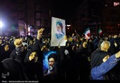 تجمع مردم داغدار تهران در مقابل دانشگاه تهران