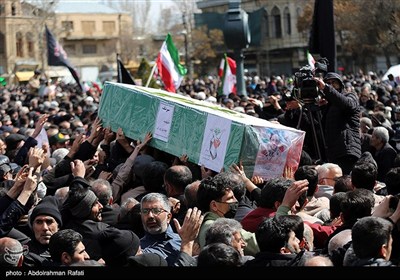 تشییع پیکر شهید رسول و محمدجواد محمدی بر دستان مردم مریانج