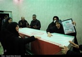 آخرین دیدار خانواده با پیکر پاک شهید والامقام "عباس مبینی"