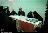 آخرین دیدار خانواده با پیکر پاک شهید والامقام "عباس مبینی"