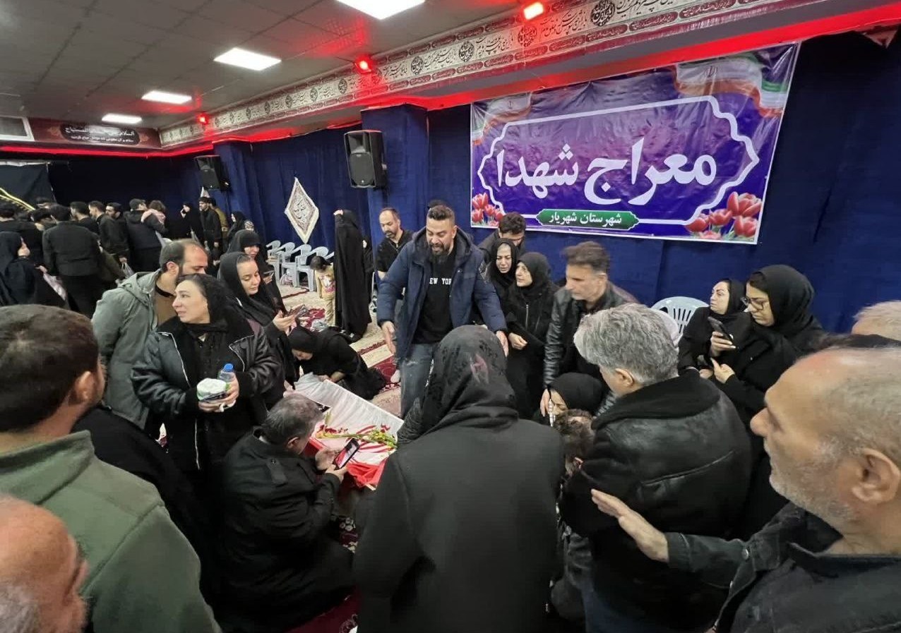 وداع خانواده‌ها با پیکر 3 شهید راه قدس معراج شهدای شهریار+تصویر