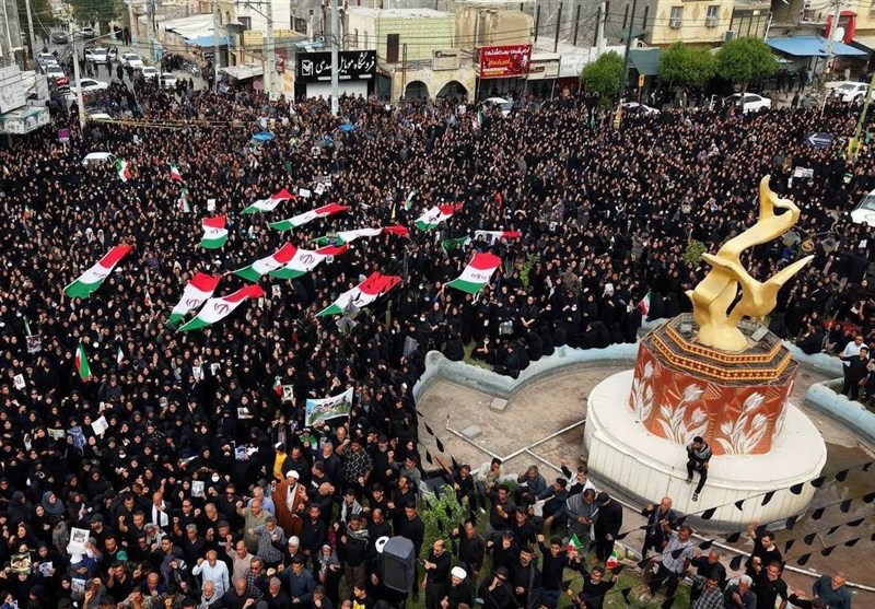 Аэрофотоснимки участия жителей города Минаб в церемонии прощания с телами девочек-школьниц, погибших в Иране